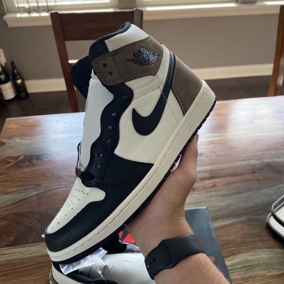 Jordan 1 Dark Mocha. size 10.5